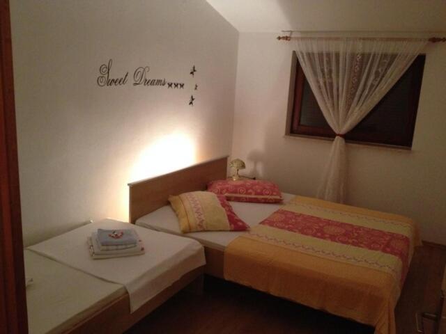 Apartmani Cosic Ante Dobropoljana Rum bild